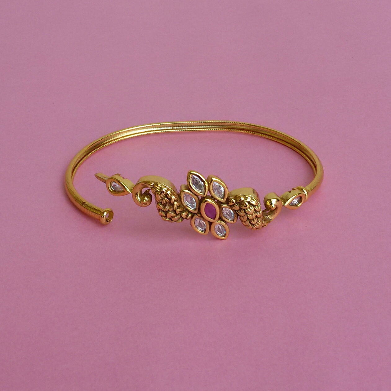 Elegant single bangle bracelet