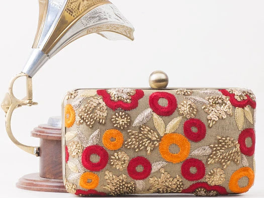Hand embroiderd flower model clutch